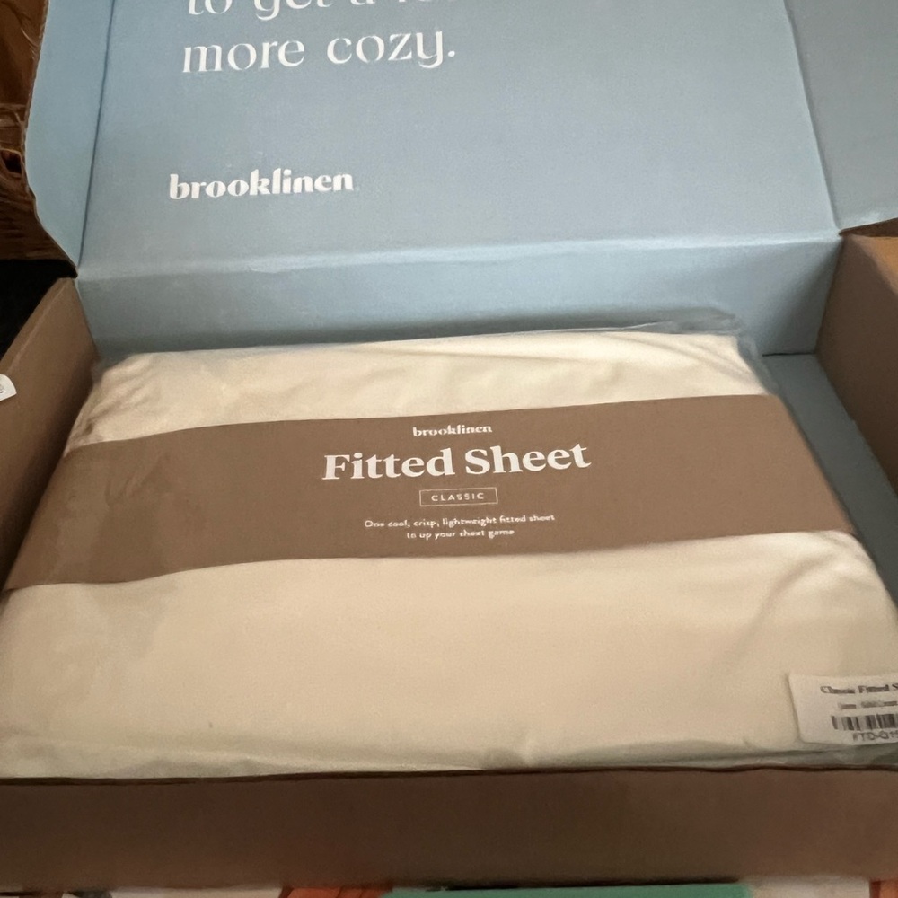NWT Brooklinen Classic Percale Flat sheet Queen Sz in cream
